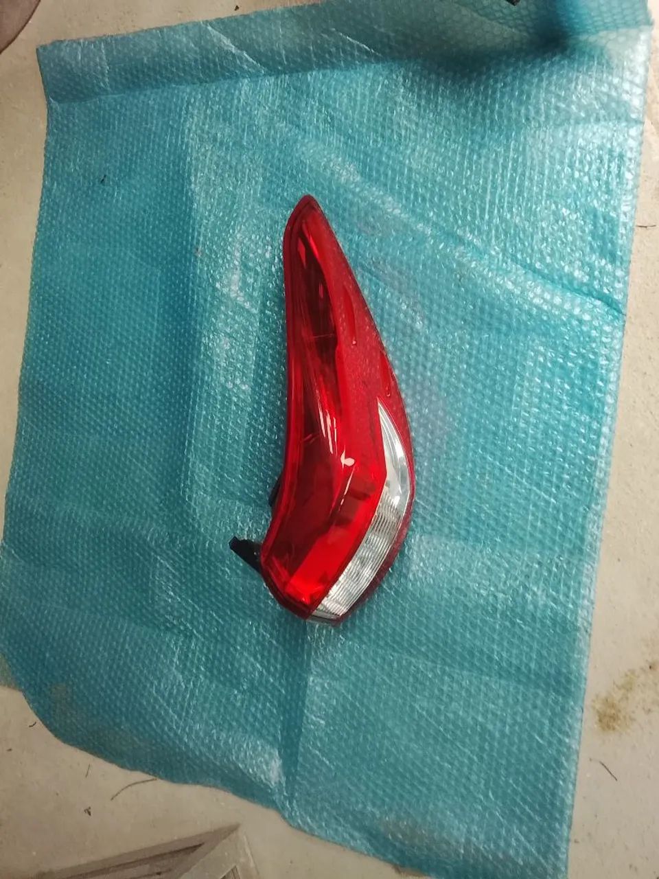 Lanterna esquerda de yaris recuperada 