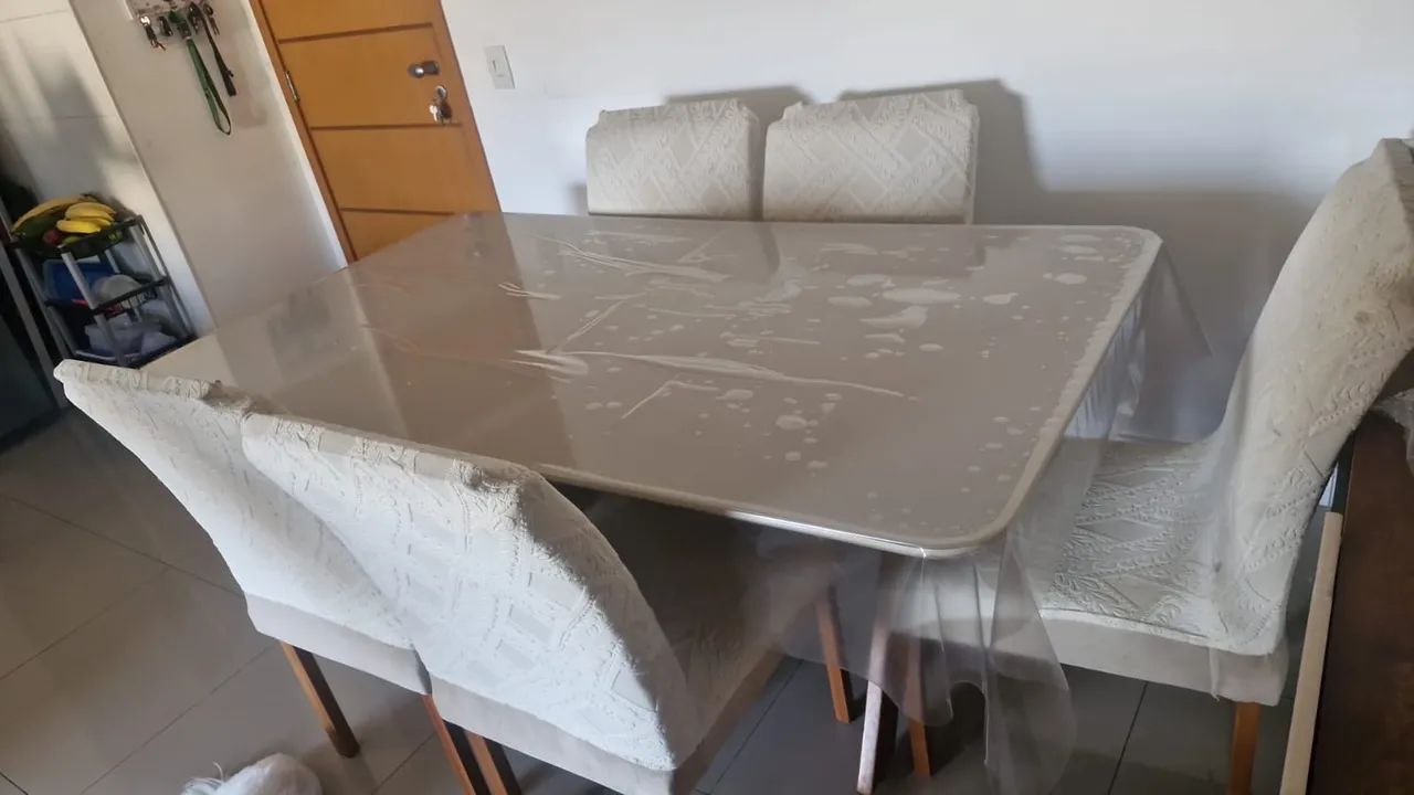 Mesa com tampo de vidro e 5 cadeiras 
