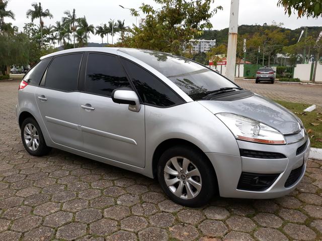 Carro de funcionário público. Chave reserva e manual do proprietário
