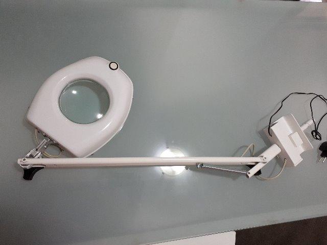 LUPA de Led com braçadeira móvel , branca, sem uso - Foto 2