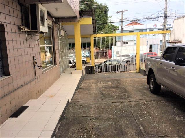 Prédio comercial, com 6 ambientes amplos, na Major Gabriel