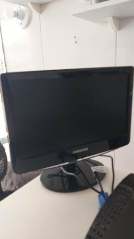 01 monitor, 02 caixinhas e 01 fonte