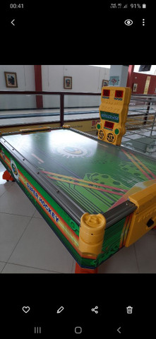 Pista de Boliche e brinquedos.