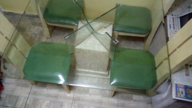 Mesa com 4 cadeiras de mármore e vidro - Foto 2