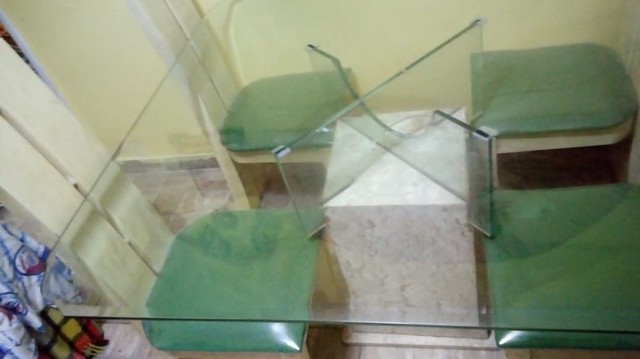 Mesa com 4 cadeiras de mármore e vidro - Foto 5