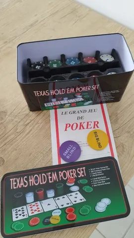 Brinquedo Jogo Texas Poker Set Lata com 200 fichas e 2 Baralhos