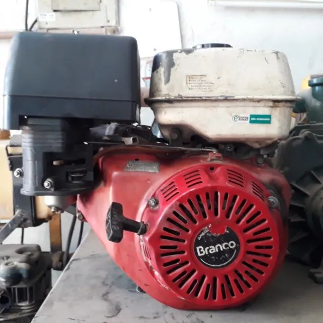 Motor a gasolina de 13 HP usado em bom estado. Marca Toyama ou Branco. Partida retrátil,