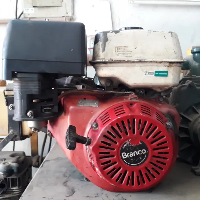 Motor a gasolina de 13 HP usado em bom estado. Marca Toyama ou Branco. Partida retrátil,