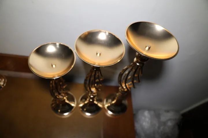 castiçal de metal (6 unidades) dourado com hastes torcidas decoração de festa - Foto 2