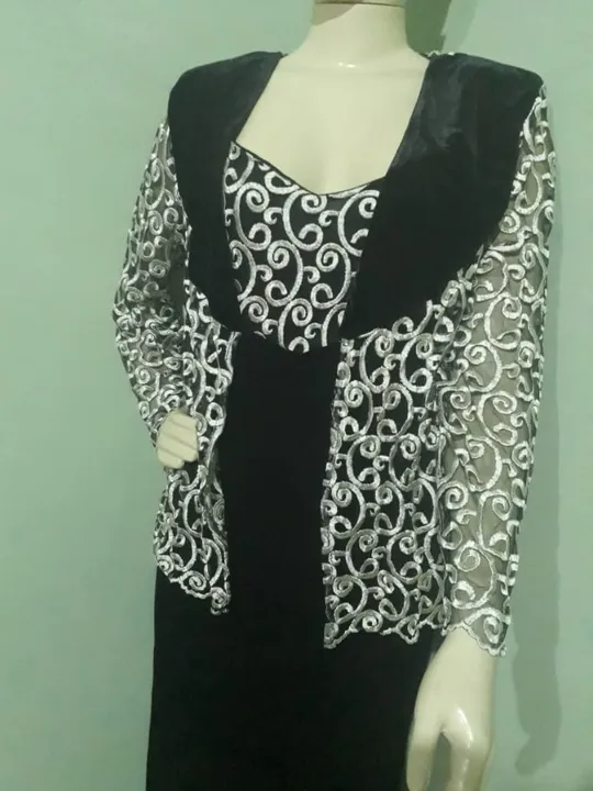 Vestido em veludo com capa dourada