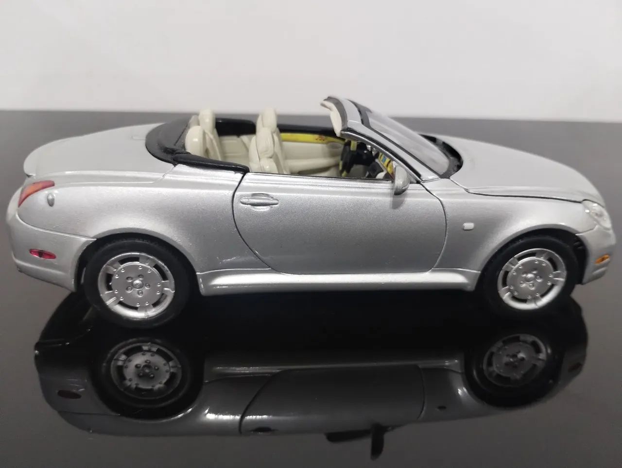 Miniatura Lexus sc430 welly 1:24 raridade  - Foto 4