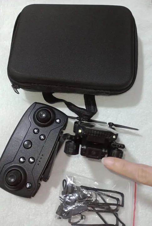 Drone com controle remoto e acessórios