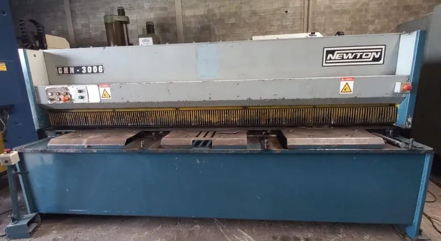 Guilhotina Newton 3006