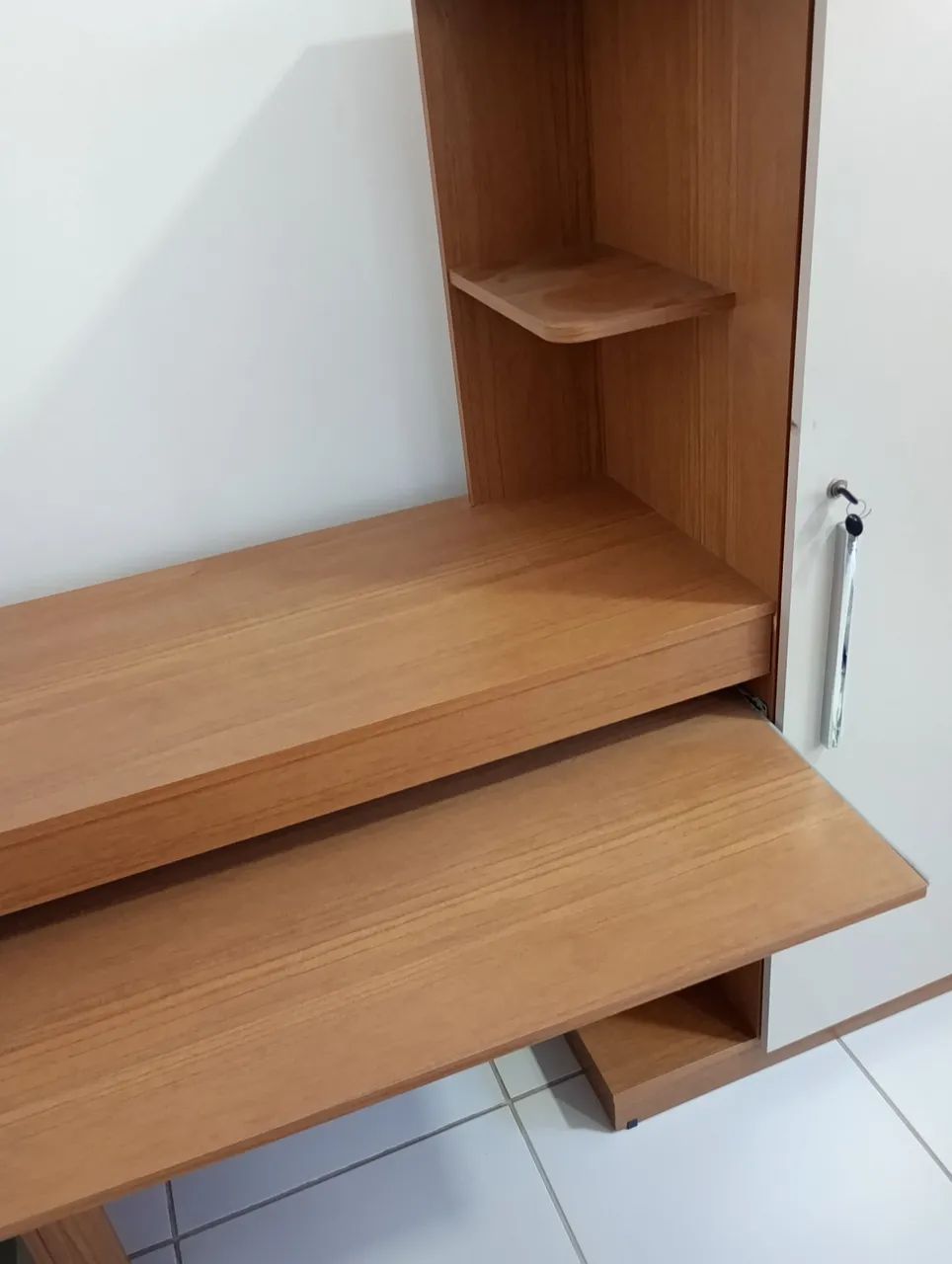 Semi-new desk with shoe storage64276681104002122