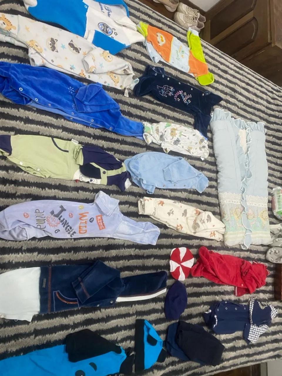Lote de roupinhas de bebê (body, macacão e calça)