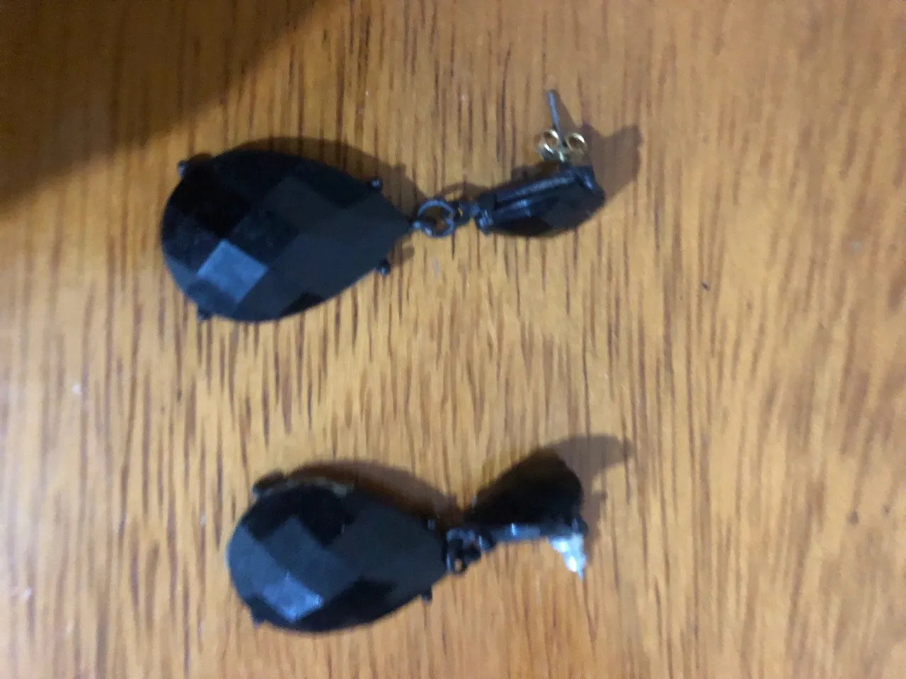 Brincos de gota em cristal preto