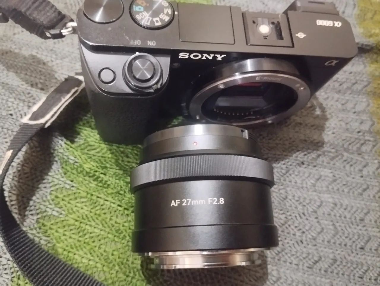 Câmera Sony com Lente AF 27mm F2.8