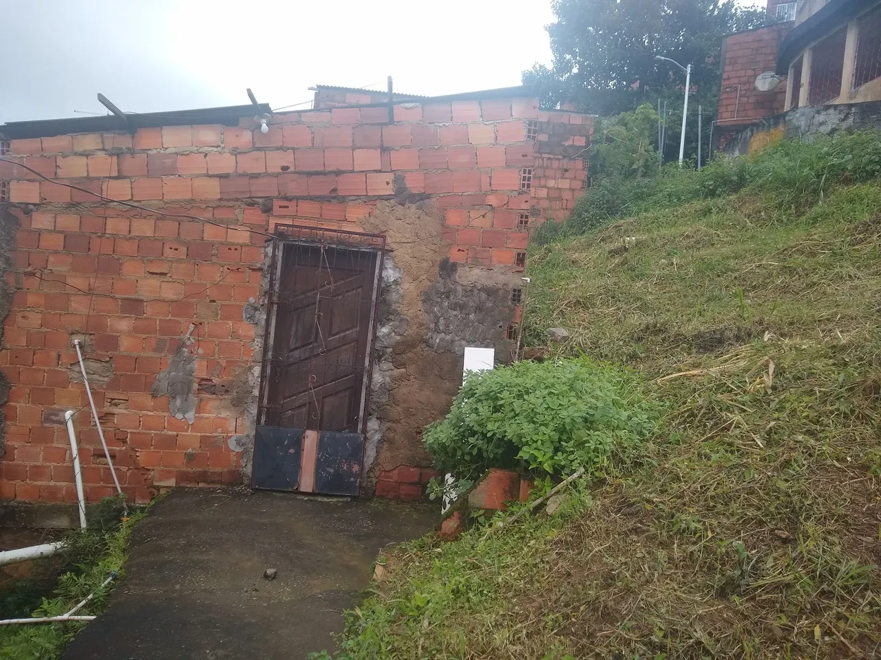 Vende-se uma casa