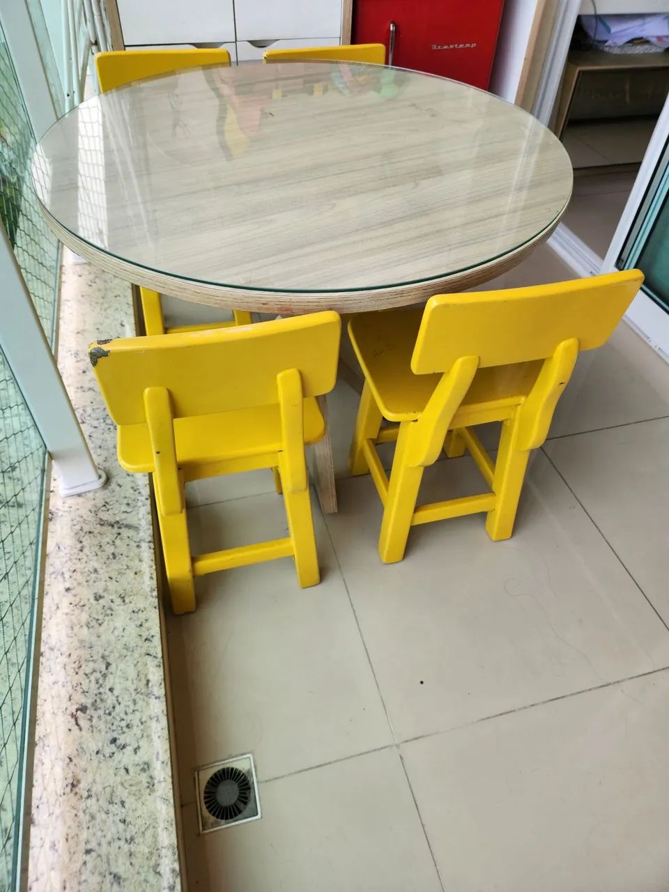 Mesa de varanda redonda em MDF com 4 cadeiras amarelas em madeira maciça  - Foto 3
