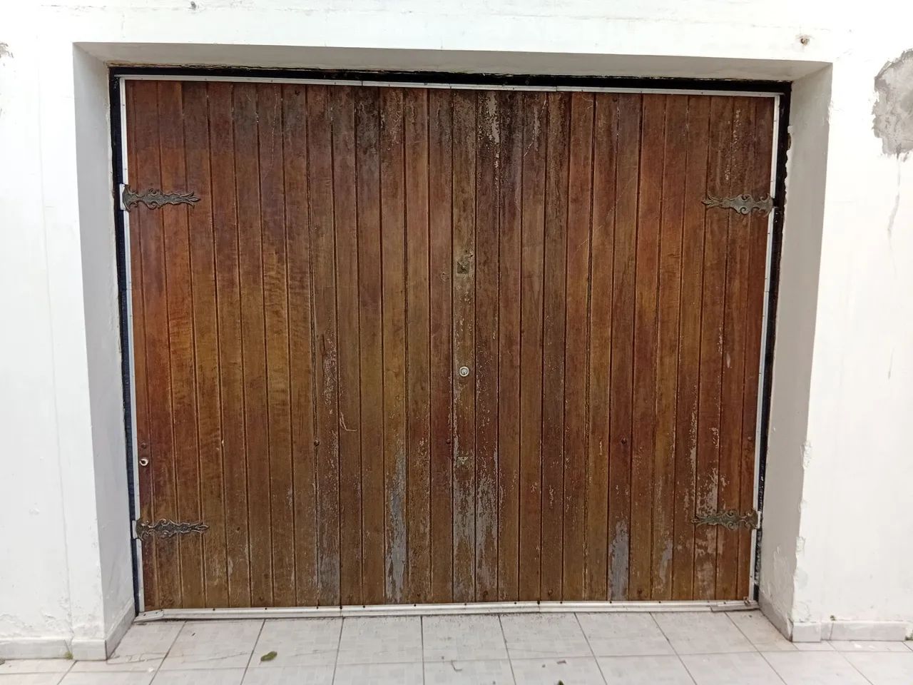 Portão  de garagem em madeira maciça. 210 X 250 cm. Basculante por contrapeso. Já removido
