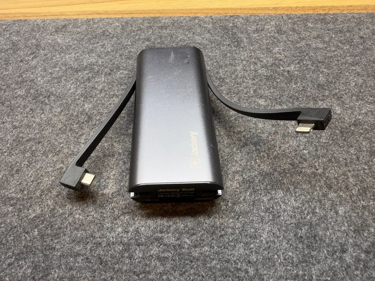 Bateria Externa Jackery Bolt 6000mAh - Cabos embutidos