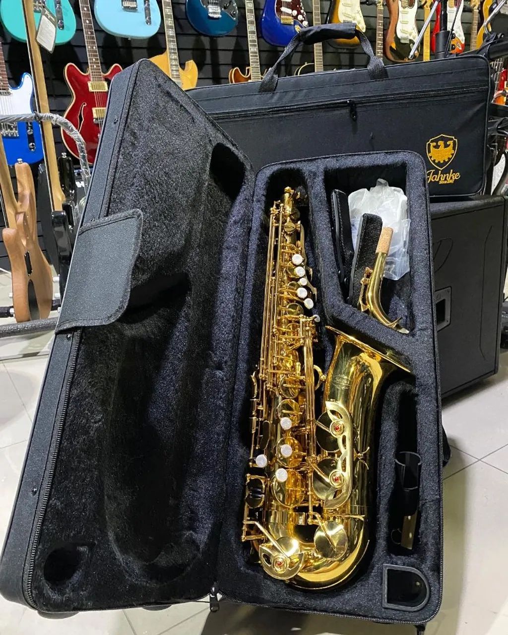 Saxofone Dourado Profissional - Instrumento Musical - Foto 4