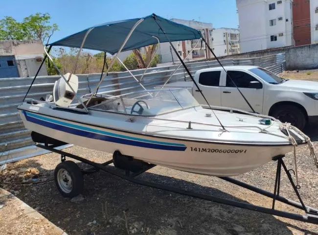Lancha com motor de 65hp