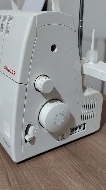 Máquina de Costura Ultralock Singer S0105 - Foto 3