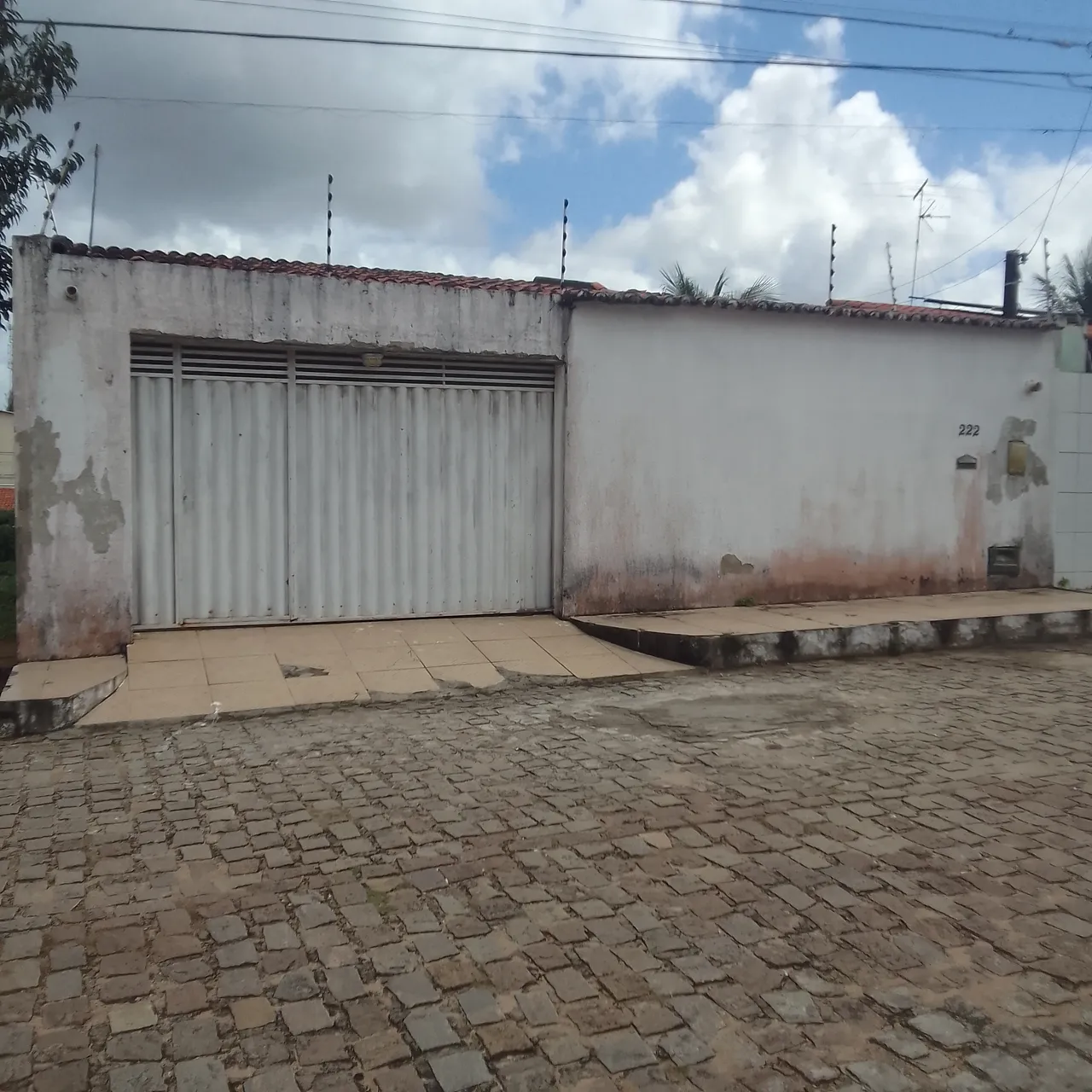 VENDO CASA NO BAIRRO PLANALTO - LADO DA SOMBRA - ÓTIMO LOCAL - ACEITA FINANCIAMENTO BANCÁR