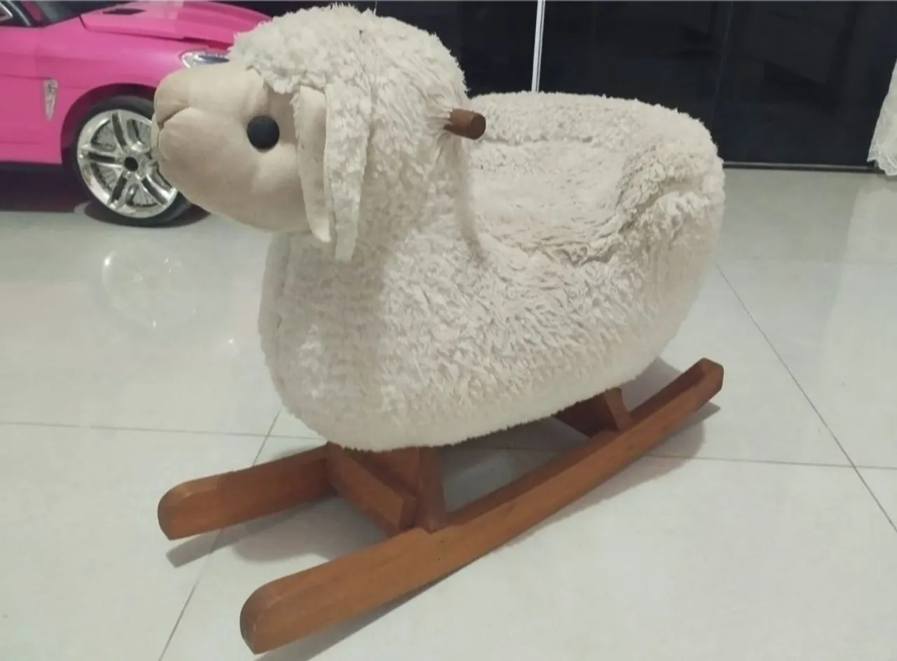 Cavalinho de balanço - pelúcia branco