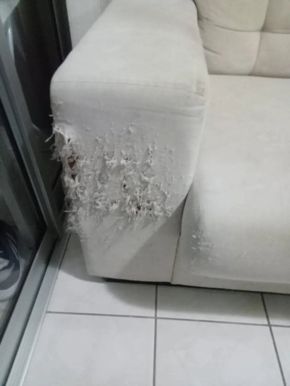 VENDO SOFA LUXEMBURGO 2 LUGARES - PRECISA DE REFORMA NOS BRAÇOS E LIMPEZA - Foto 4