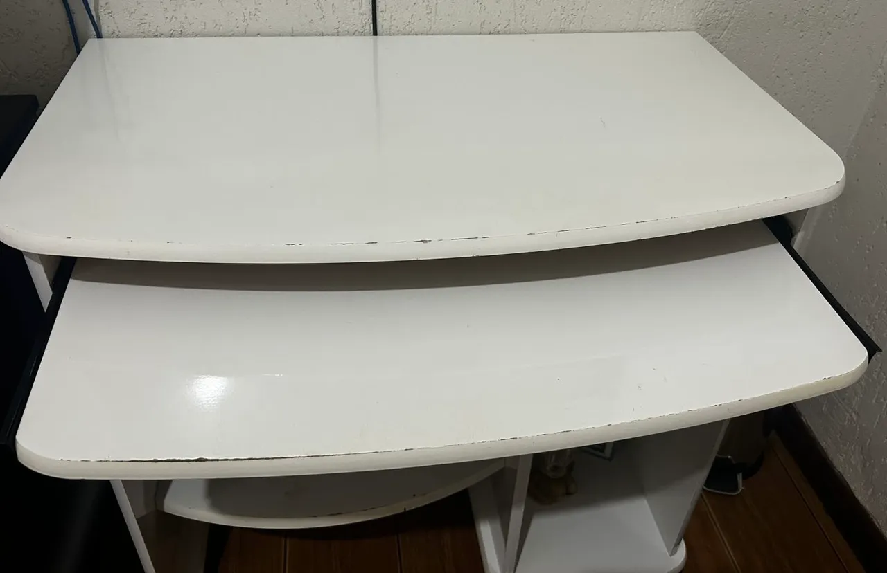 Escrivaninha branca com gaveta retrátil