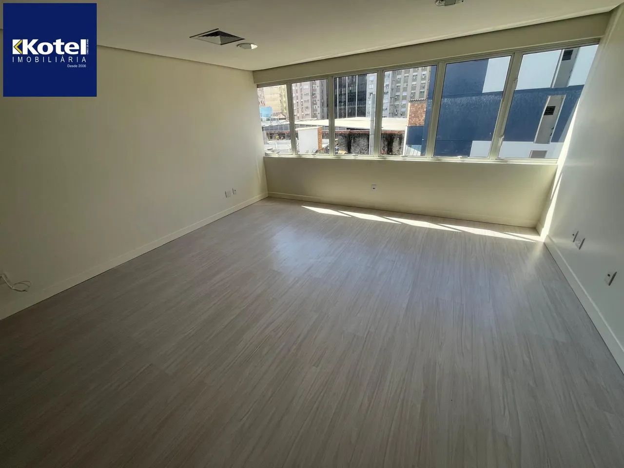 Sala comercial para alugar no Centro de POA, com uma vaga de garagem, prédio com elevador - Foto 5