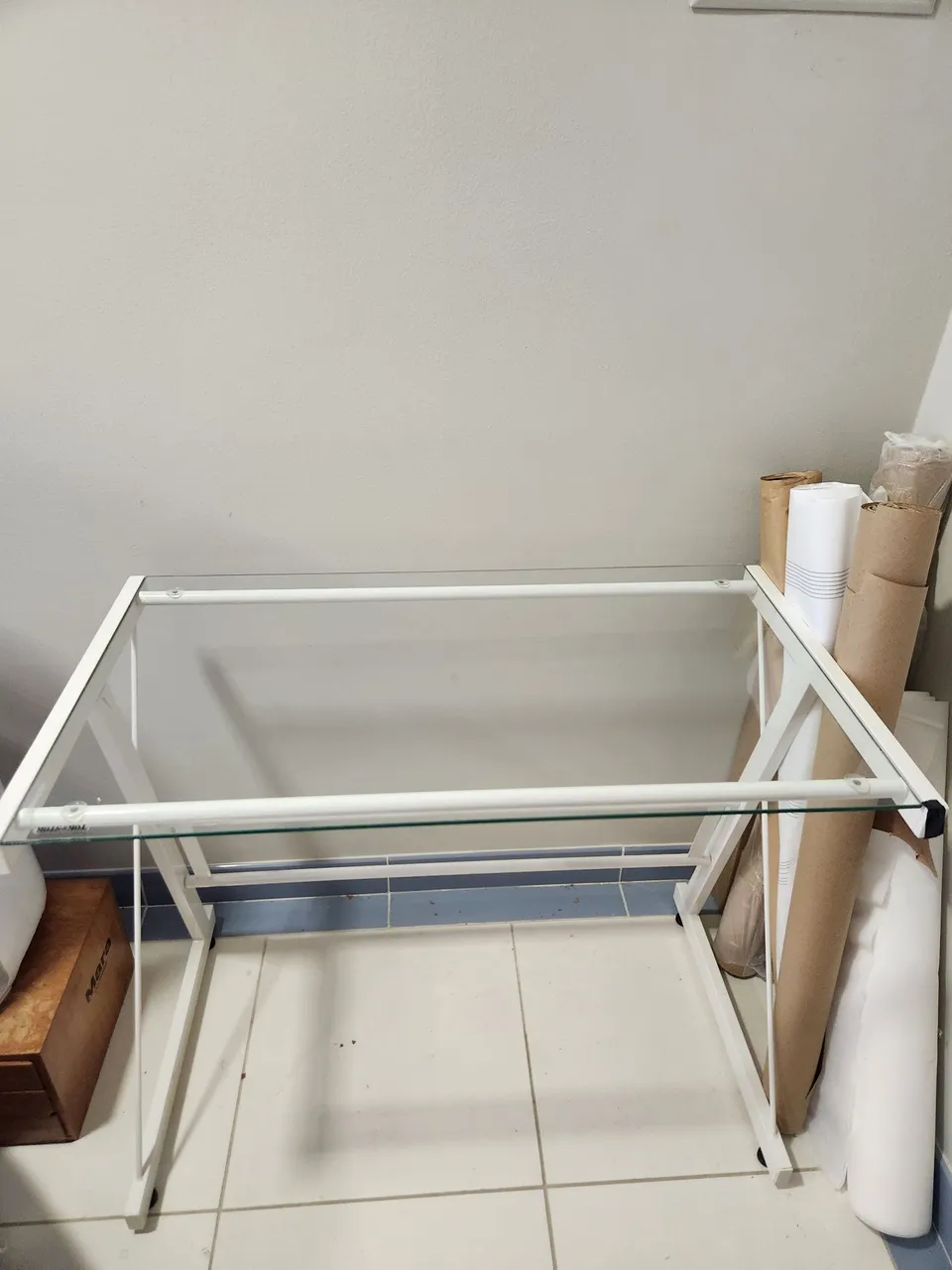 Escrivaninha com tampo de vidro e estrutura metal branca