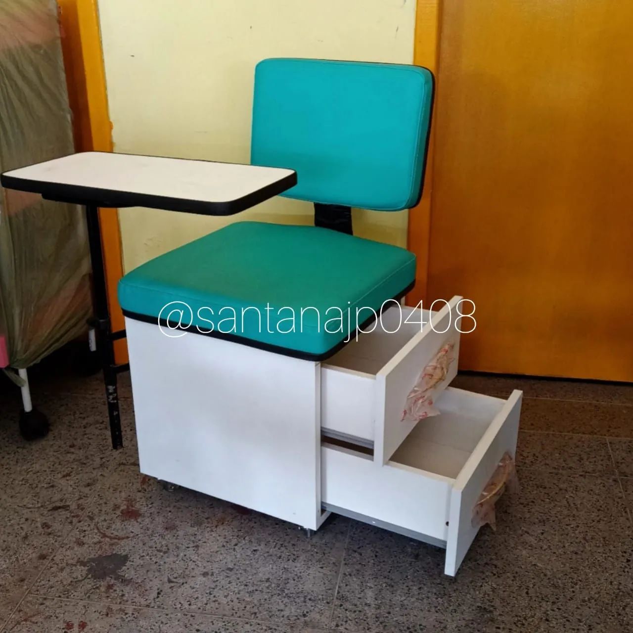 Cadeira para manicure  com mesa e gavetas