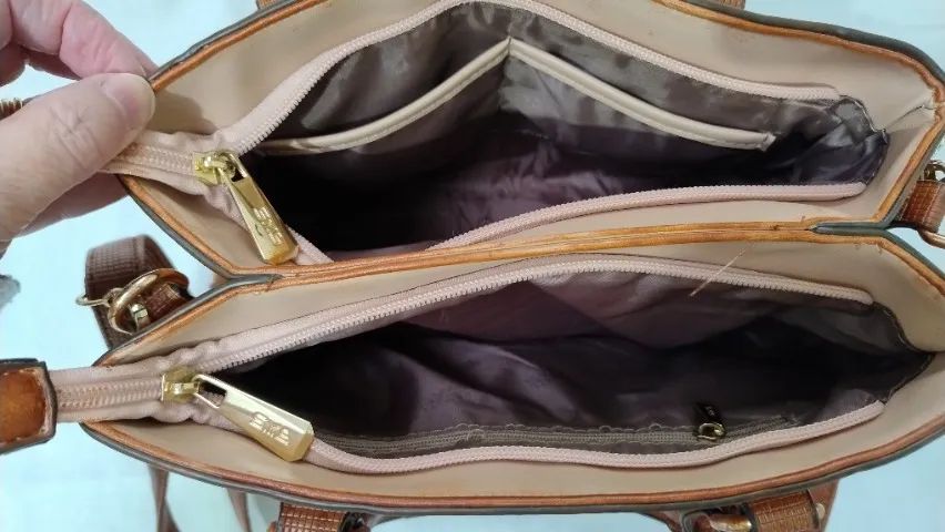 Bolsa Feminina - Couro Sintético- Usada Com pequeno defeito - Foto 5