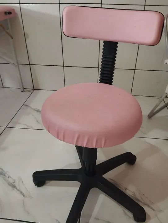 Cadeira de Escritório Giratória Rosa e mesa para extensão de cílios 