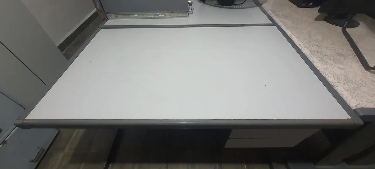 Mesa básica para escritório Padrão 