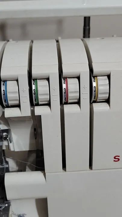 Máquina de Costura Ultralock Singer S0105 - Foto 2