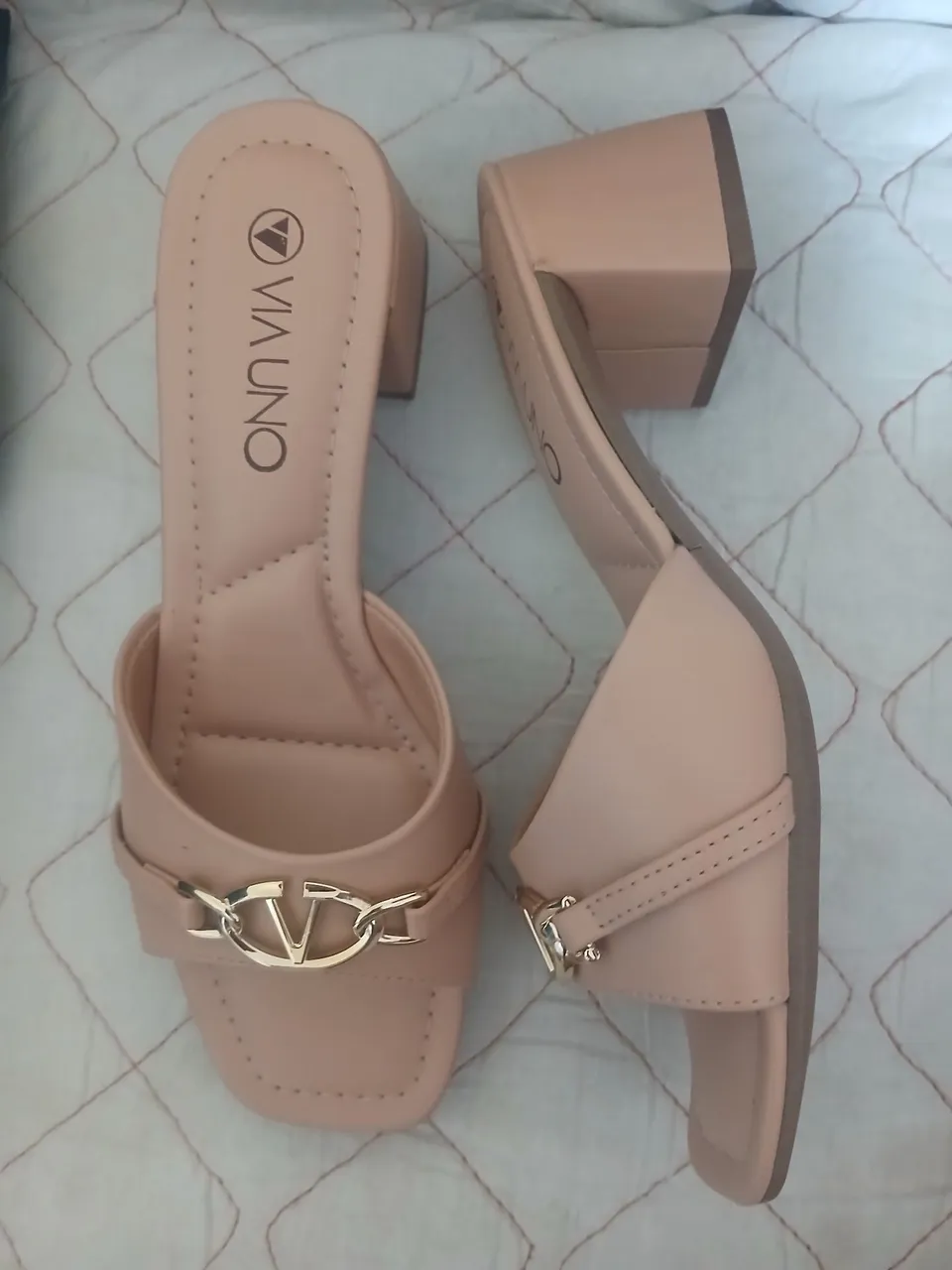 Sandália Via Uno Bege com Detalhe Dourado