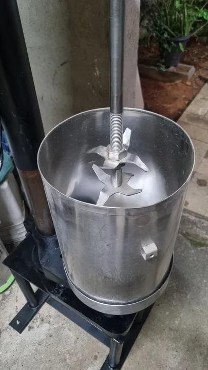 Trituradora barra açaí e faz creme em minutos..