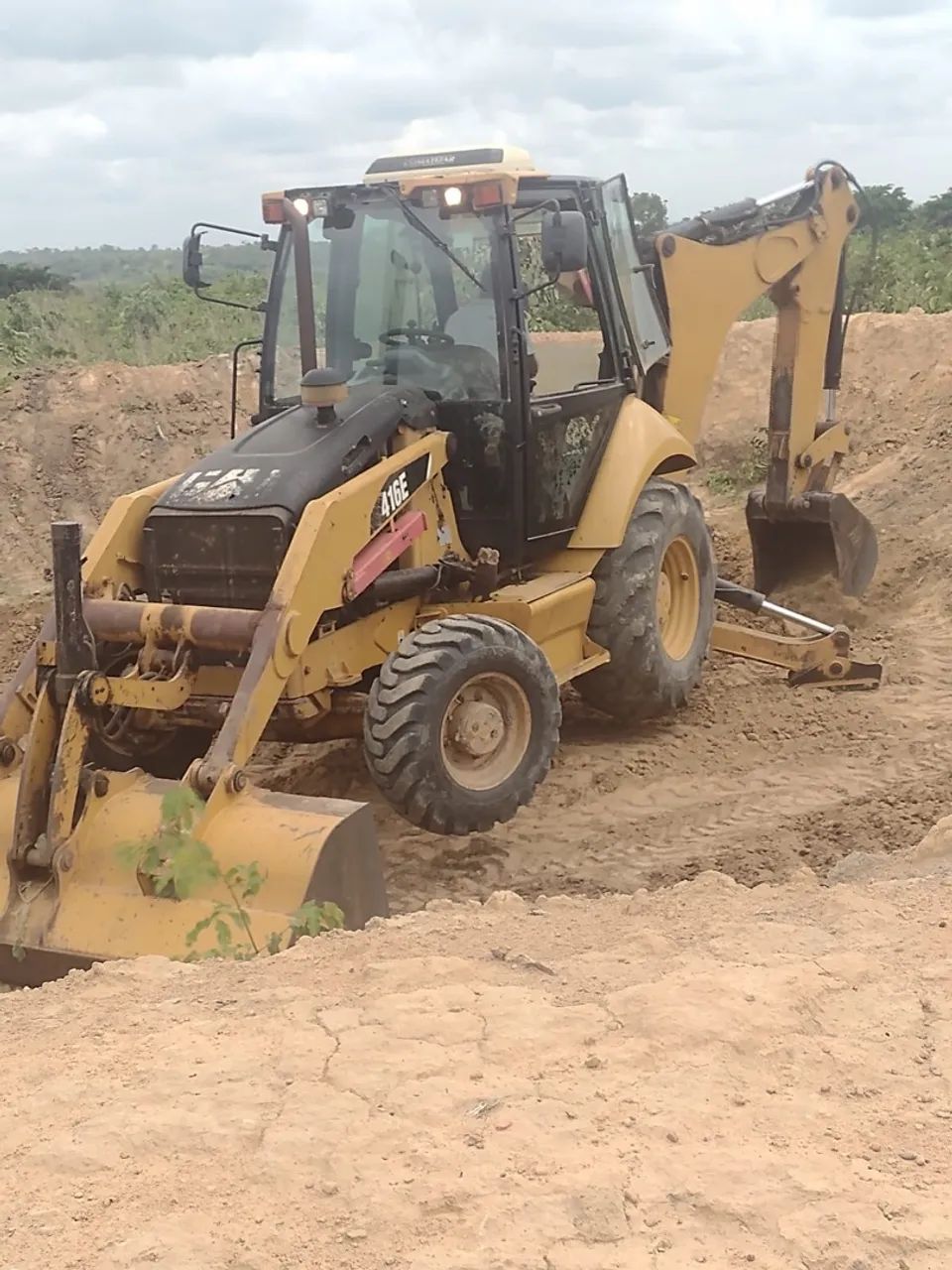 Retroescavadeira Caterpillar 416E