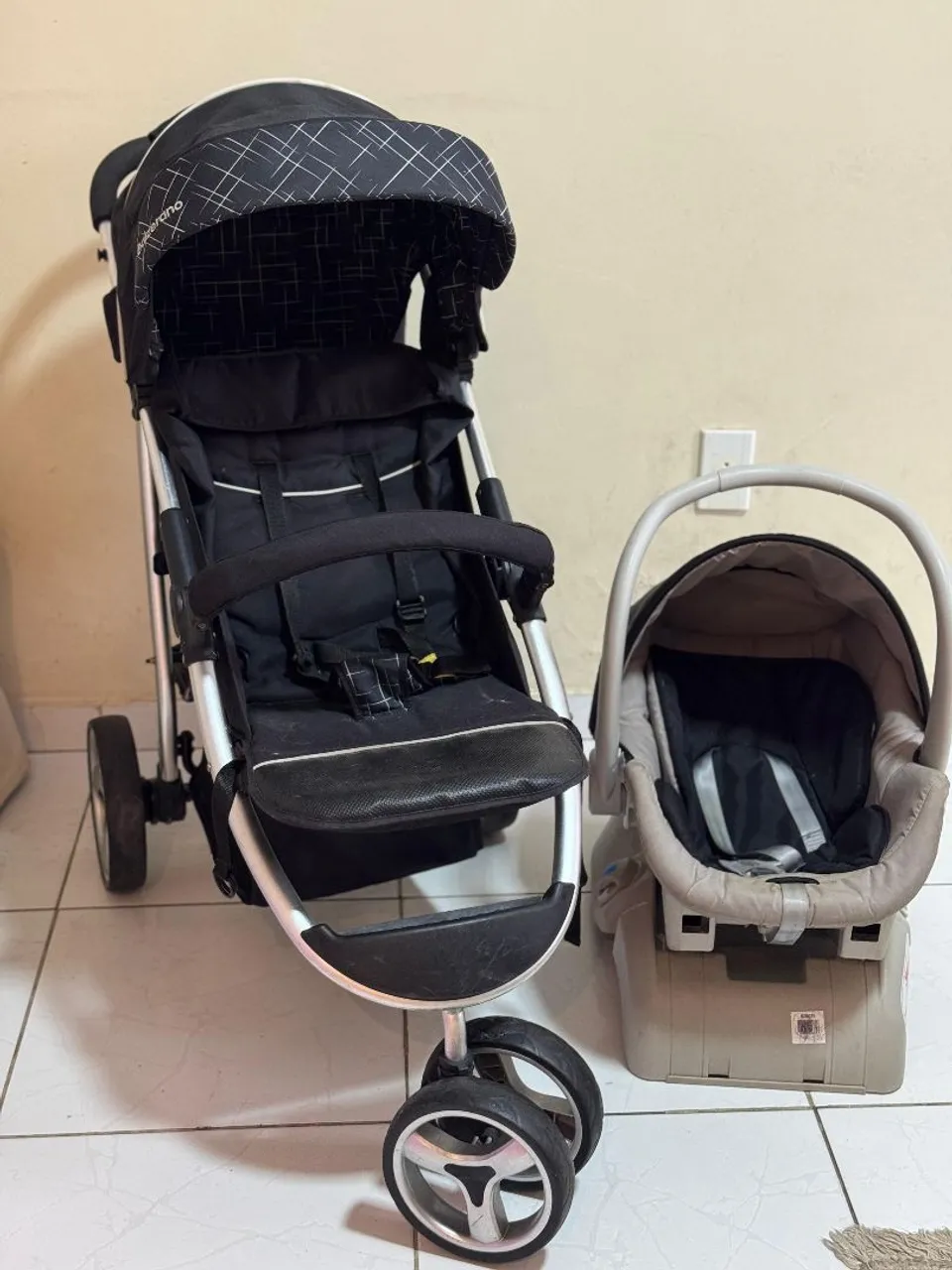 Carrinho de bebê com bebê conforto