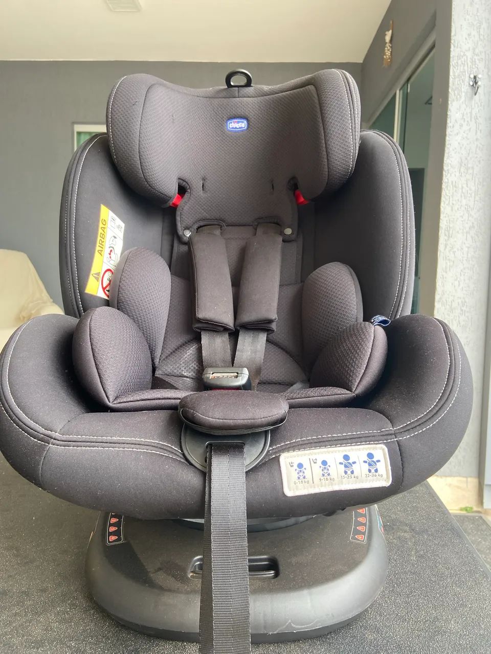 Cadeirinha para automóvel preta. Chico