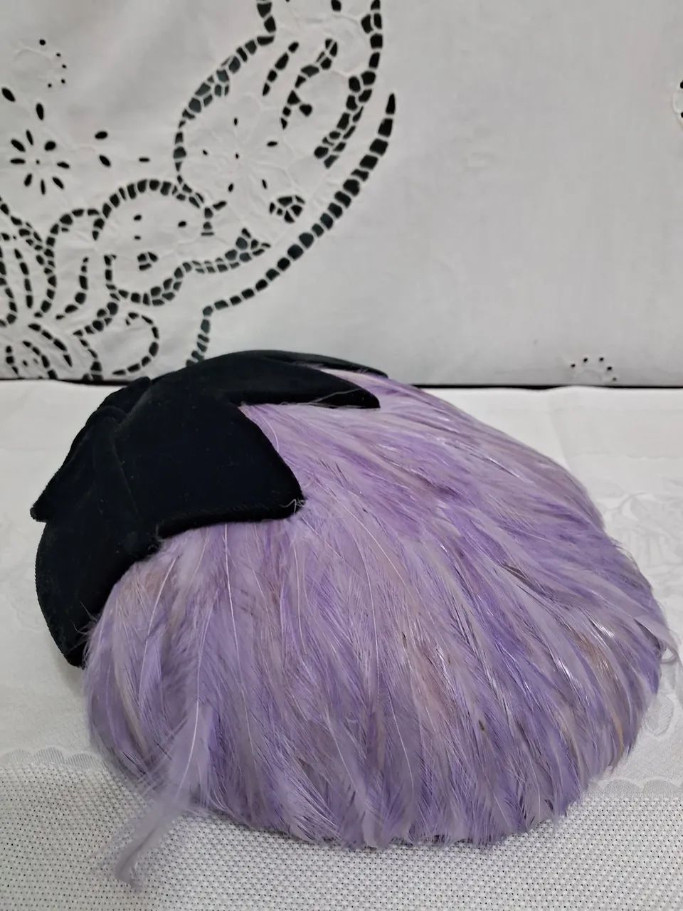 Chapéu Vintage Lilás com Penas e Detalhe em Veludo