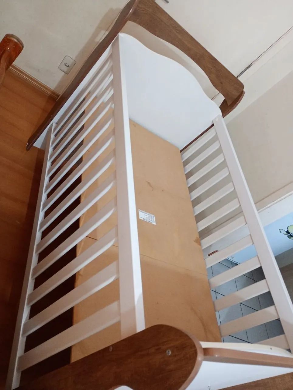 Berço branco e amadeirado seminovo