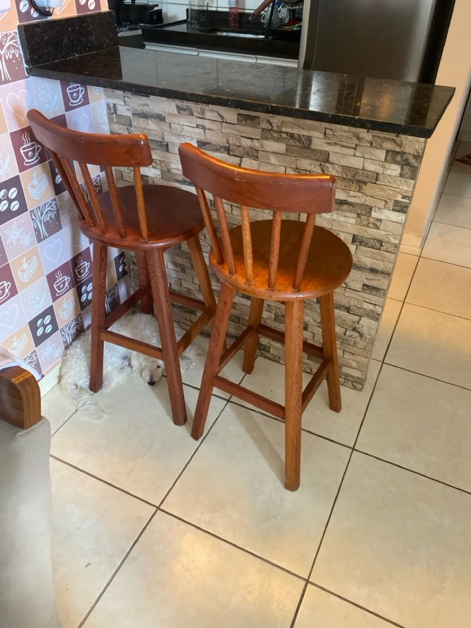 Banqueta de madeira com encosto