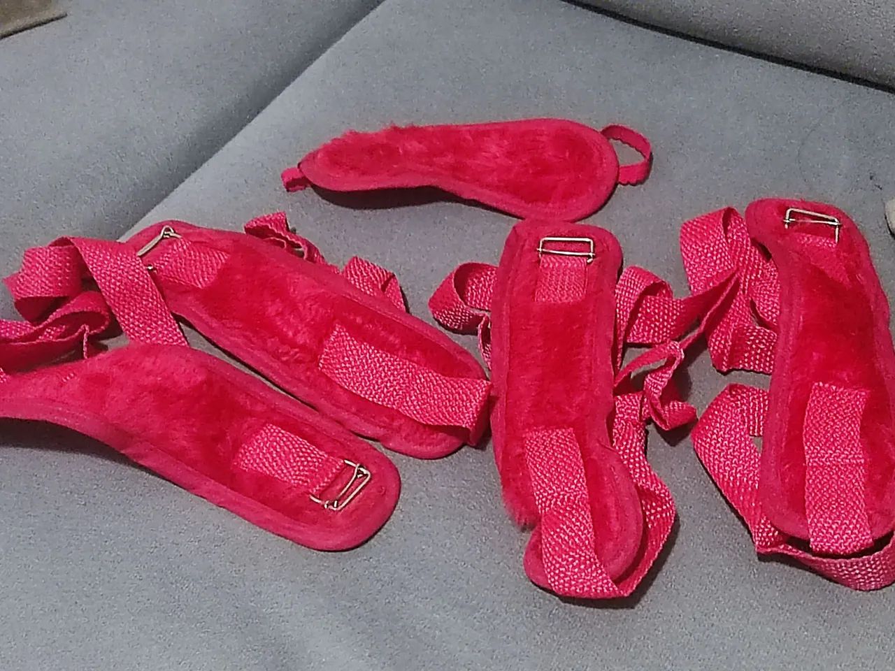 Máscara e algemas vermelha de veludo - Foto 2