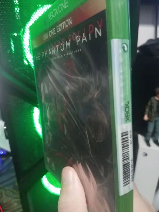 Metal Gear Solid V: The Phantom Pain jogo Xbox One series x game Day One Edition lacrado - Foto 2