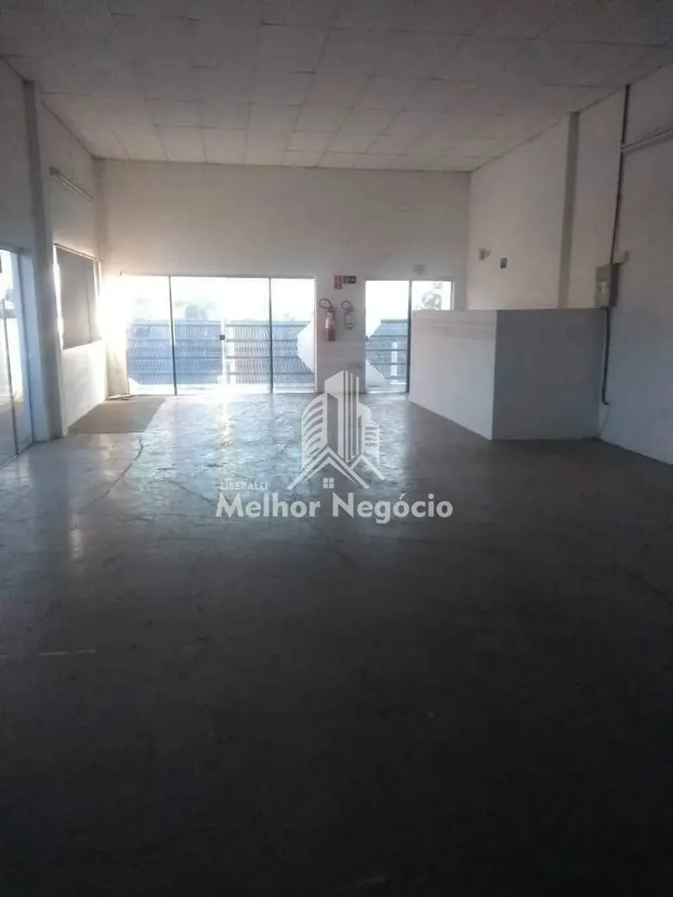 Galpão / Barracão à venda com 02 salões comerciais e 01 casa nos fundos, no bairro Cidade